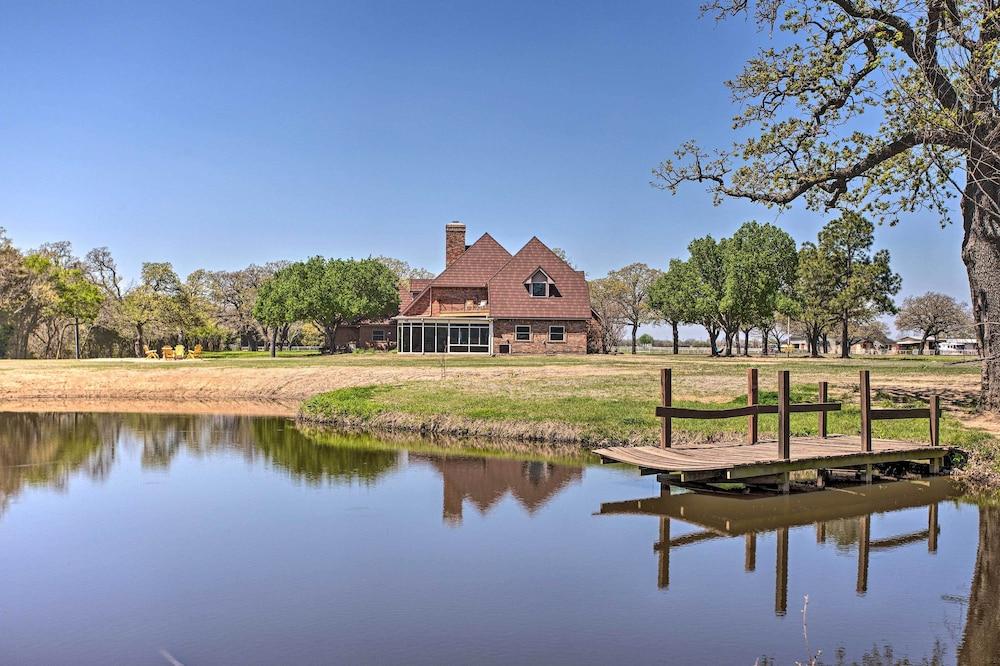 16-acre Pilot Point Ranch: Private Pond & Hot Tub