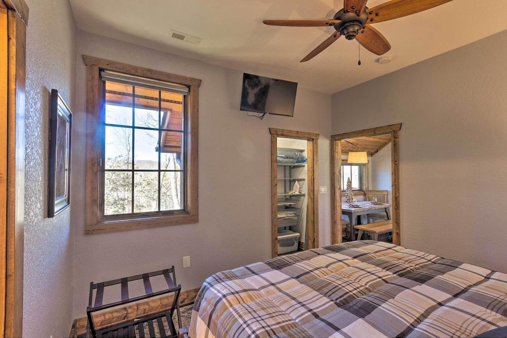 Modern Cabin w/ Deck, Grill & Chinquapin Amenities