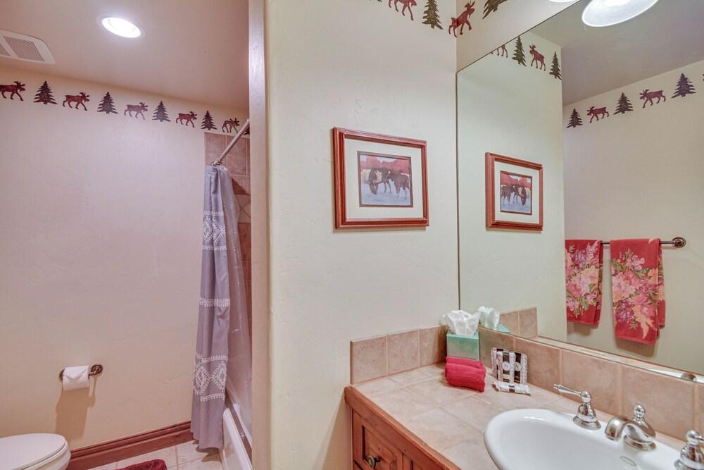 Cozy Avon Retreat w/ Private Deck & Pool Access!