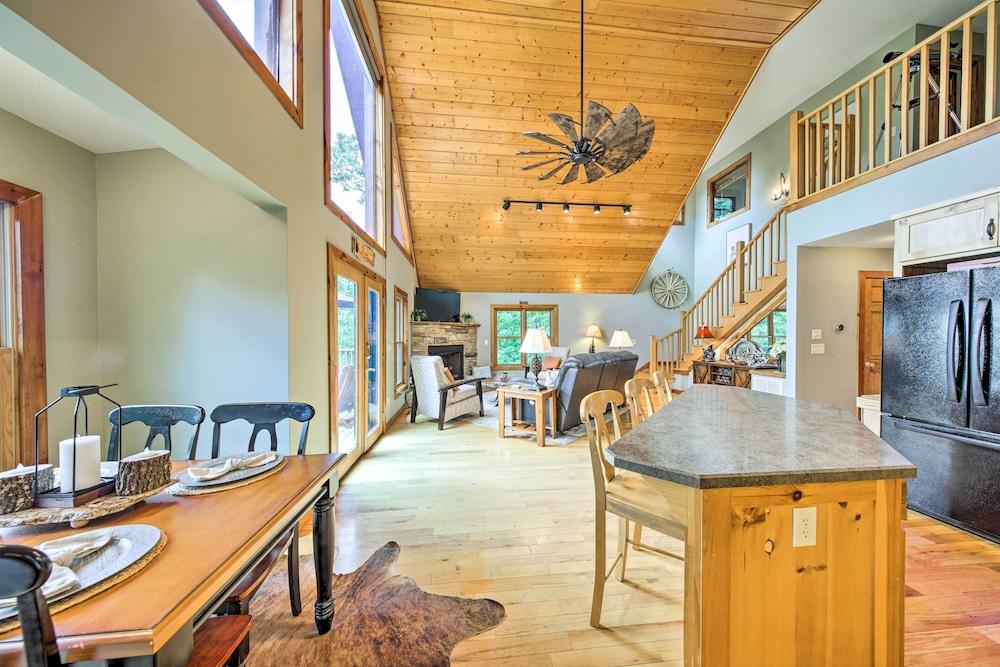 Spacious Murphy Chalet w/ Hot Tub: Mtn Views!