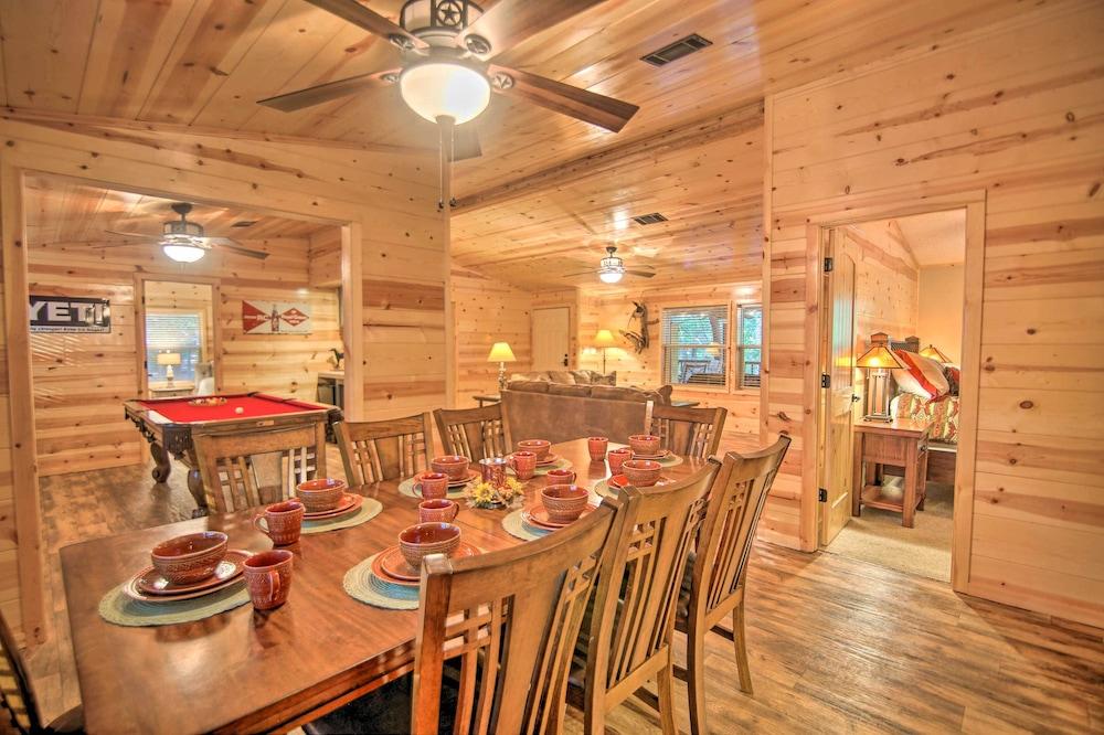 Broken Bow Oasis: Hot Tub, Fire Pit & Patio