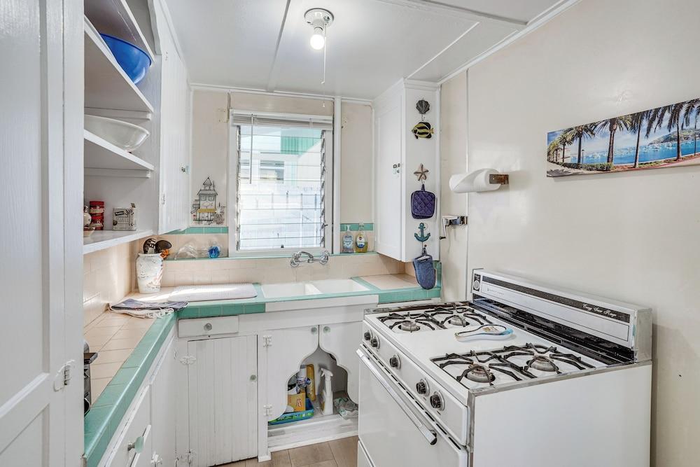 Quaint Avalon Cottage < Half-mi to Beaches!