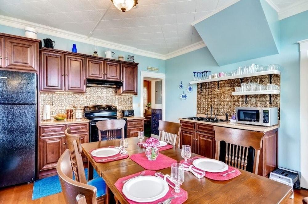 'astoria Painted Lady' Historic Apt w/ River View!