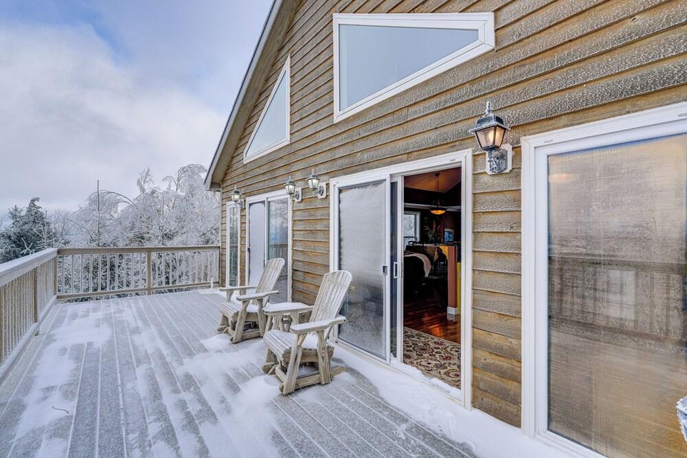 2 Mi to Ski Resort: Beech Mtn Home w/ Fire Pit!