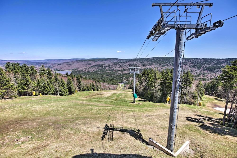 House w/ Deck, Fire Pit - 15 Mins to Snowshoe!