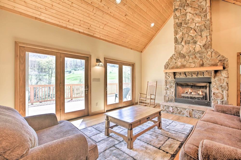 House w/ Deck, Fire Pit - 15 Mins to Snowshoe!