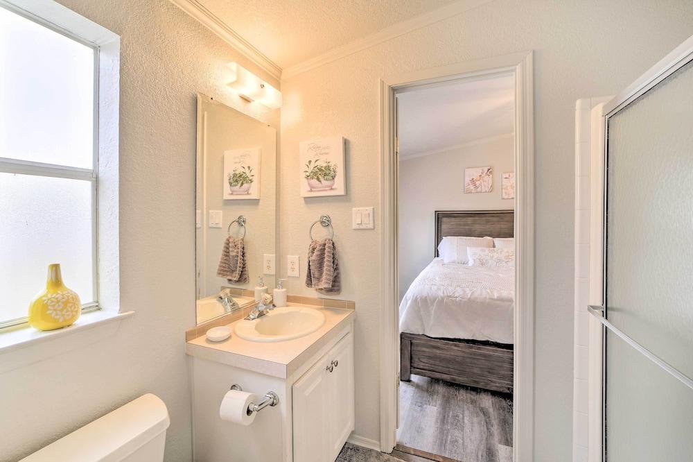 Eufaula Escape w/ Deck - Steps to Lake!