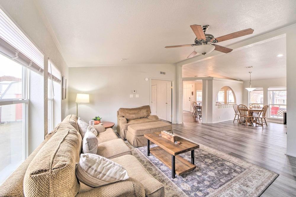 Eufaula Escape w/ Deck - Steps to Lake!