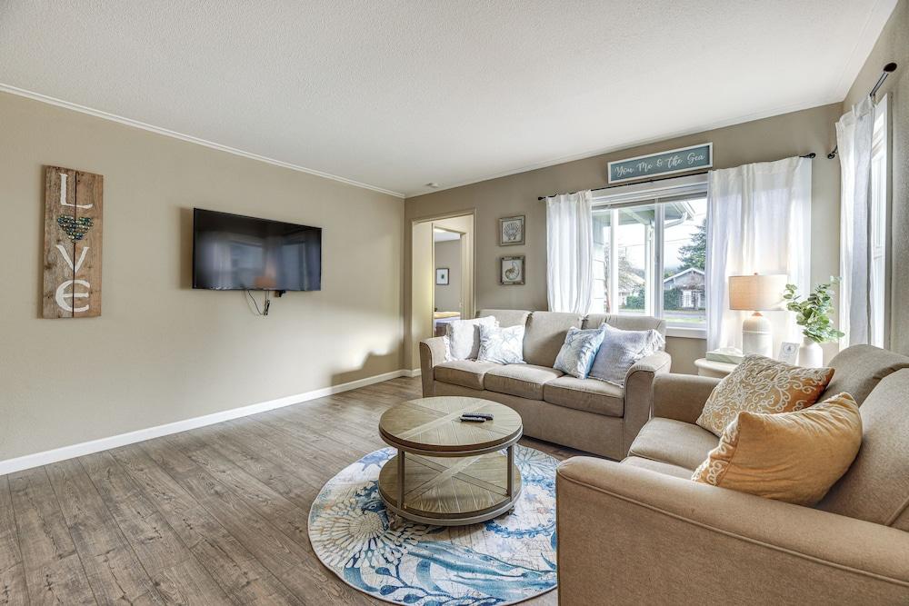 Pet-friendly Hoquiam Cottage w/ River Access!