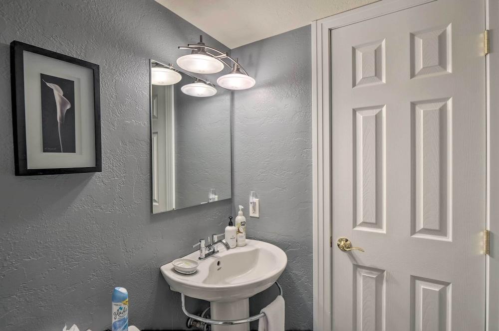 Deck + Spa Access: Modern Breckenridge Condo!