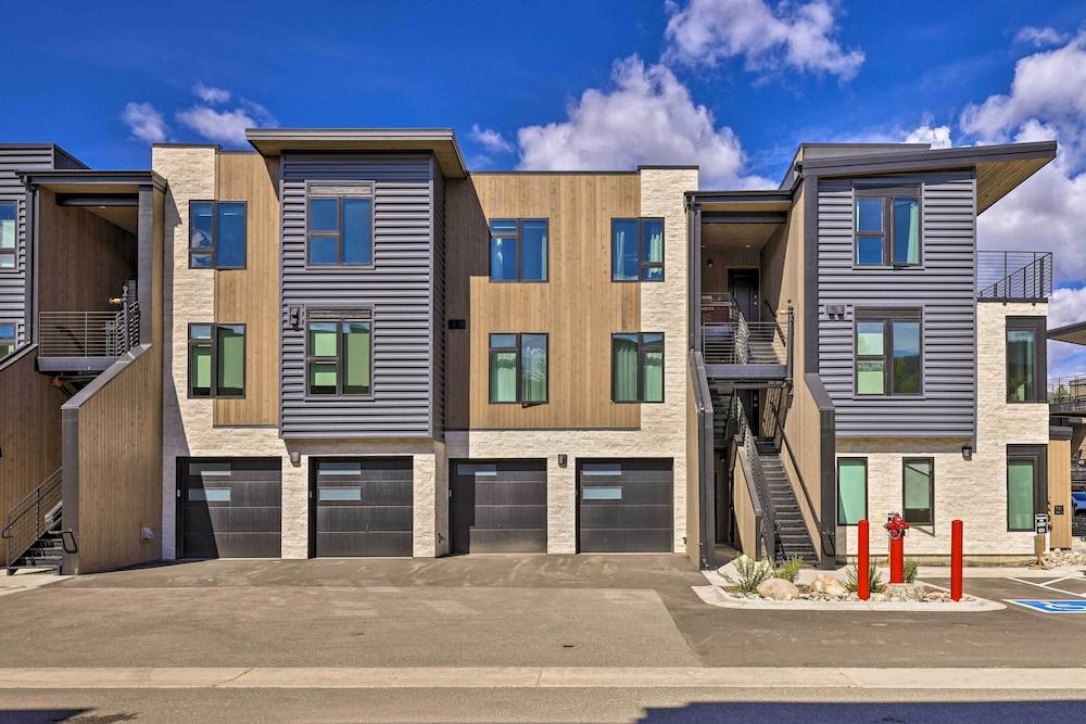 Hot Tub & Balcony: Riverfront Silverthorne Condo!