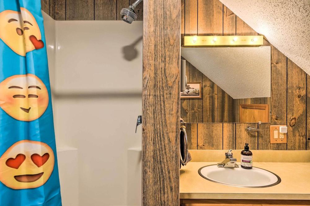 Mountain-view Conway Cabin ~ 9 Mi to Slopes!