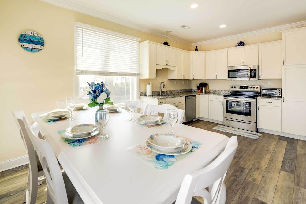 Emerald Isle Vacation Home: Walk to Beach!