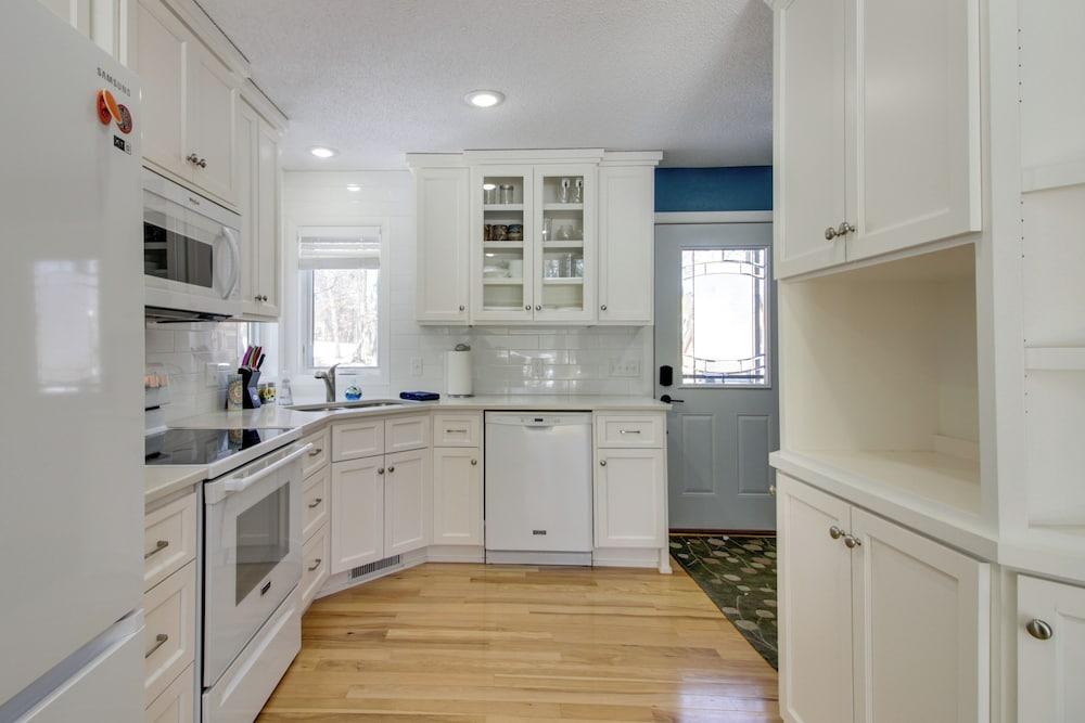 Breezy Point Cabin: Deck w/ Golf Course Views!