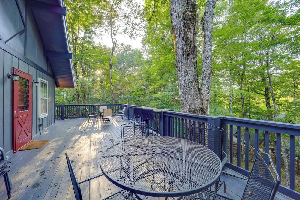 2 Mi to Beech Mtn: Blue Ridge Cabin w/ Deck