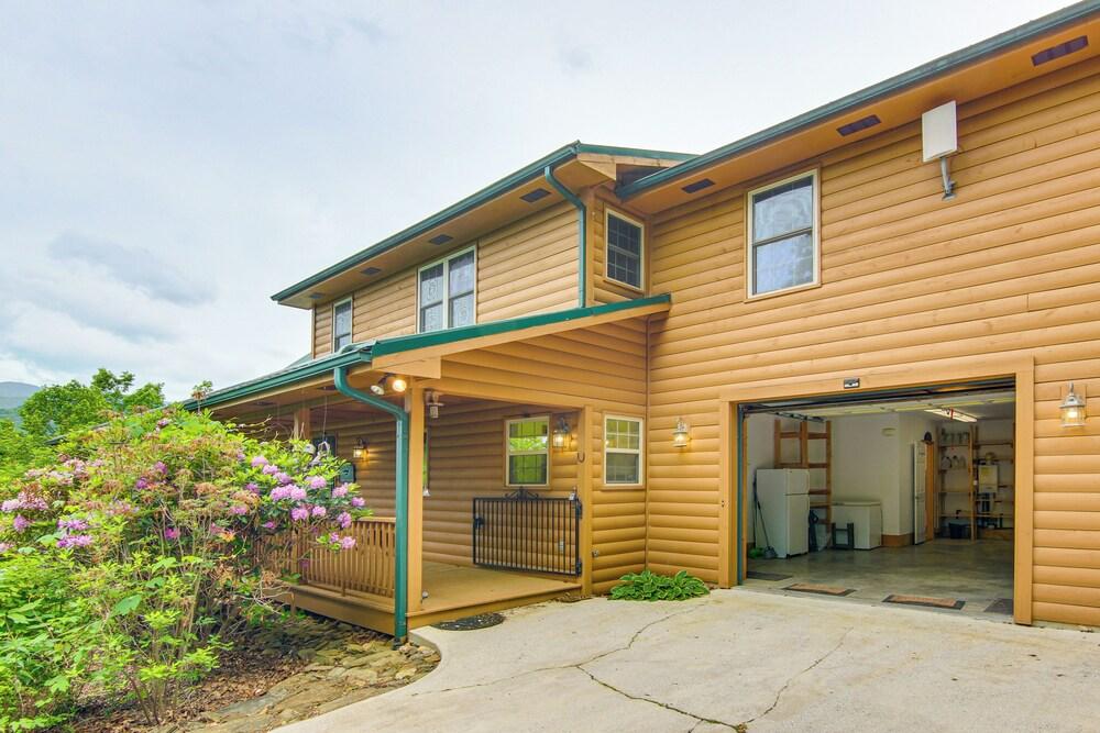 Burnsville Cabin: Wraparound Deck + Mountain View!
