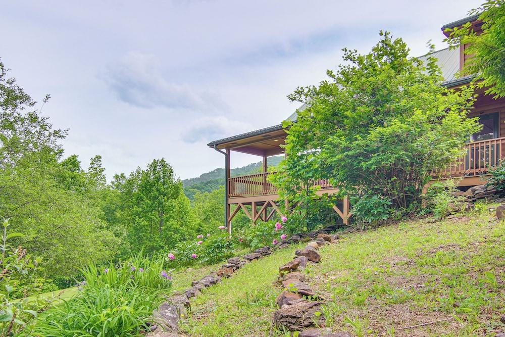 Burnsville Cabin: Wraparound Deck + Mountain View!