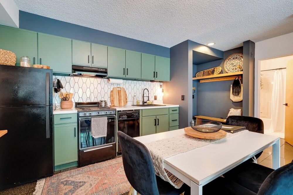 Ski-in/ski-out Magic Mountain Condo w/ Deck!