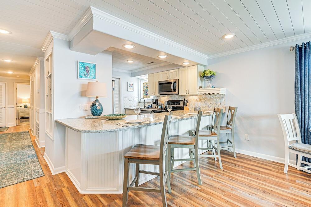 On-the-beach Escape: Oceanfront in Surfside!