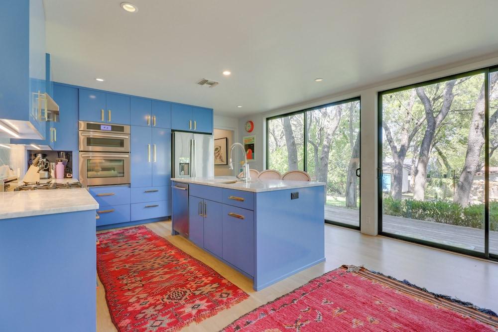 Modern Austin Home w/ Yard ~ 1 Mi From Acl!