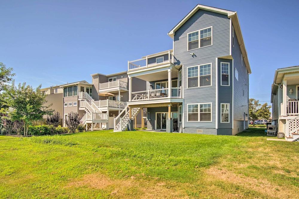 Gorgeous Newly Built Home: Golf Course View!