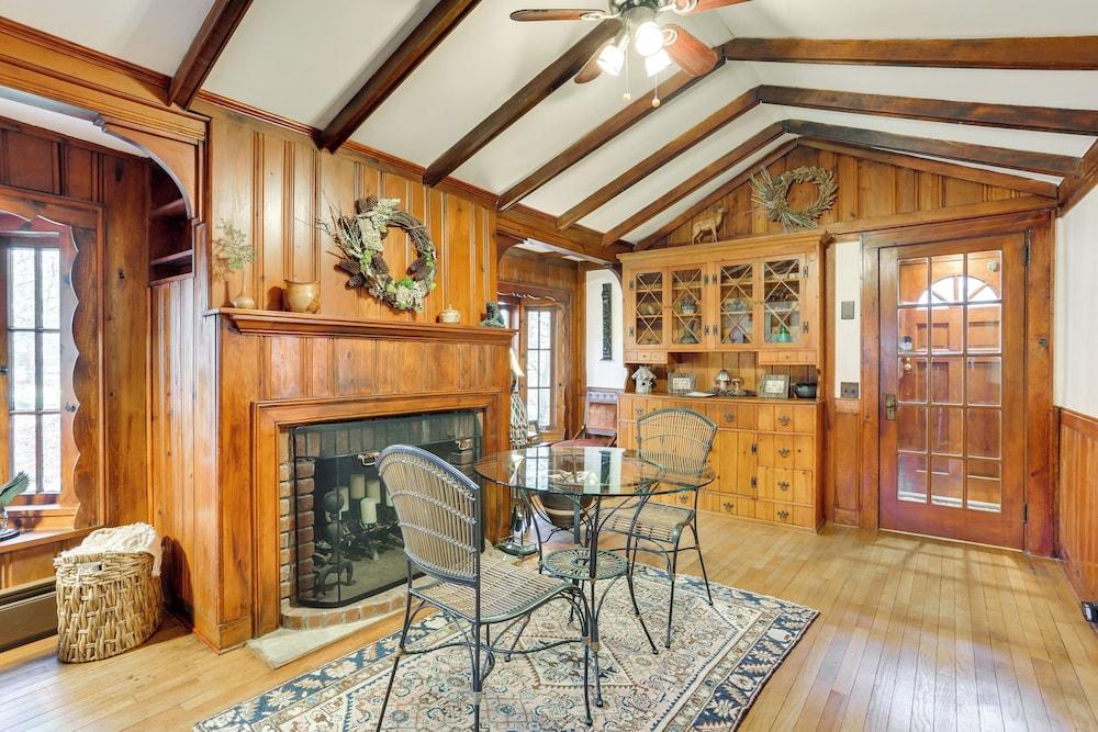 Cozy Catskills Cottage: Creekside Deck & Fire Pit