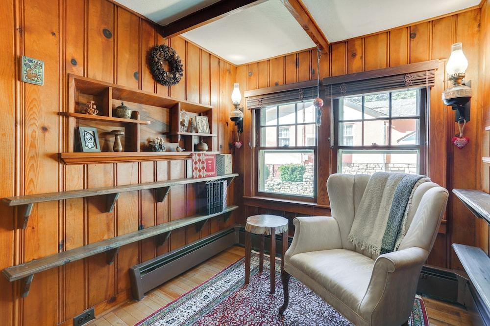 Cozy Catskills Cottage: Creekside Deck & Fire Pit