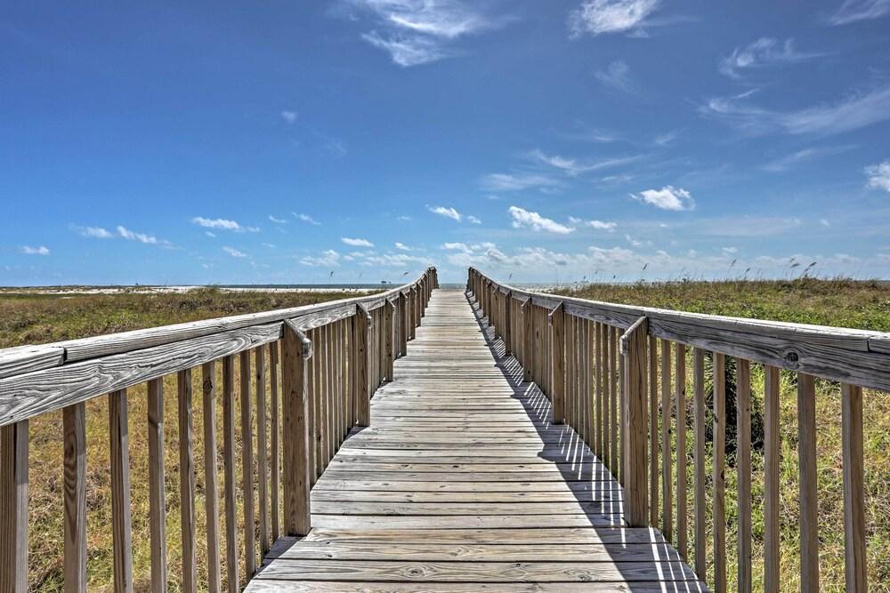 Beachfront Bliss on Dauphin Island w/ Pool Access!