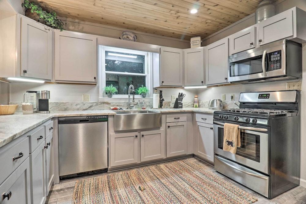 Walk to Main St: Highlands Cottage w/ Fireplace