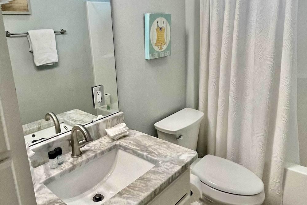 Santa Rosa Home w/ Pool Access - Half Mi to Beach!