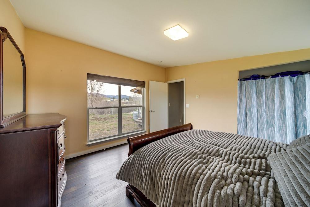 Lake-view 4-season Retreat in Republic!