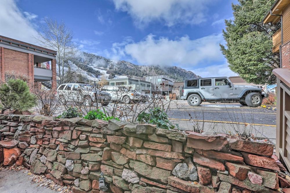 Aspen Condo w/ Mountain Views & Ski Access!