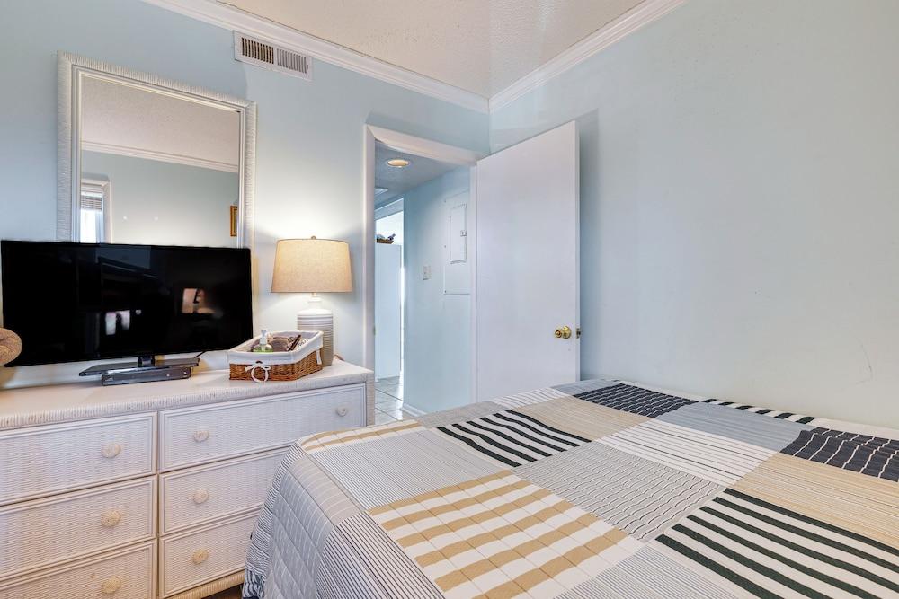 Steps to the Beach: Oceanfront Condo w/ Lanai!