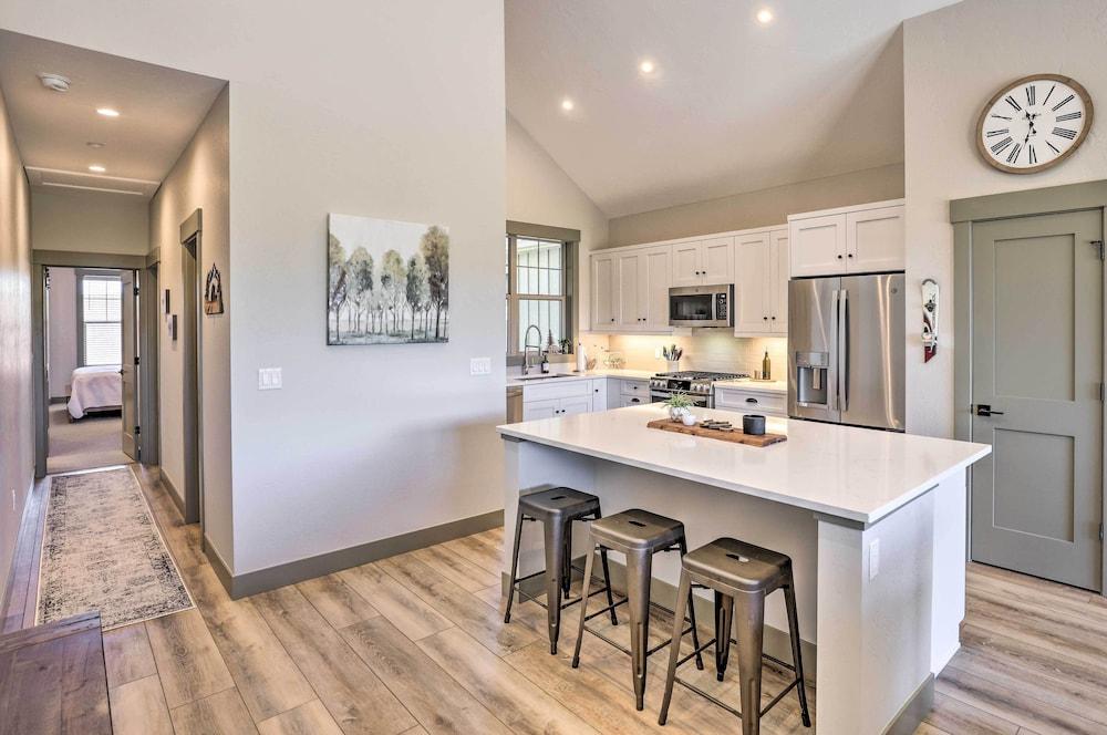 3 Mi to Granby Ranch: Townhome w/ Balcony & Views