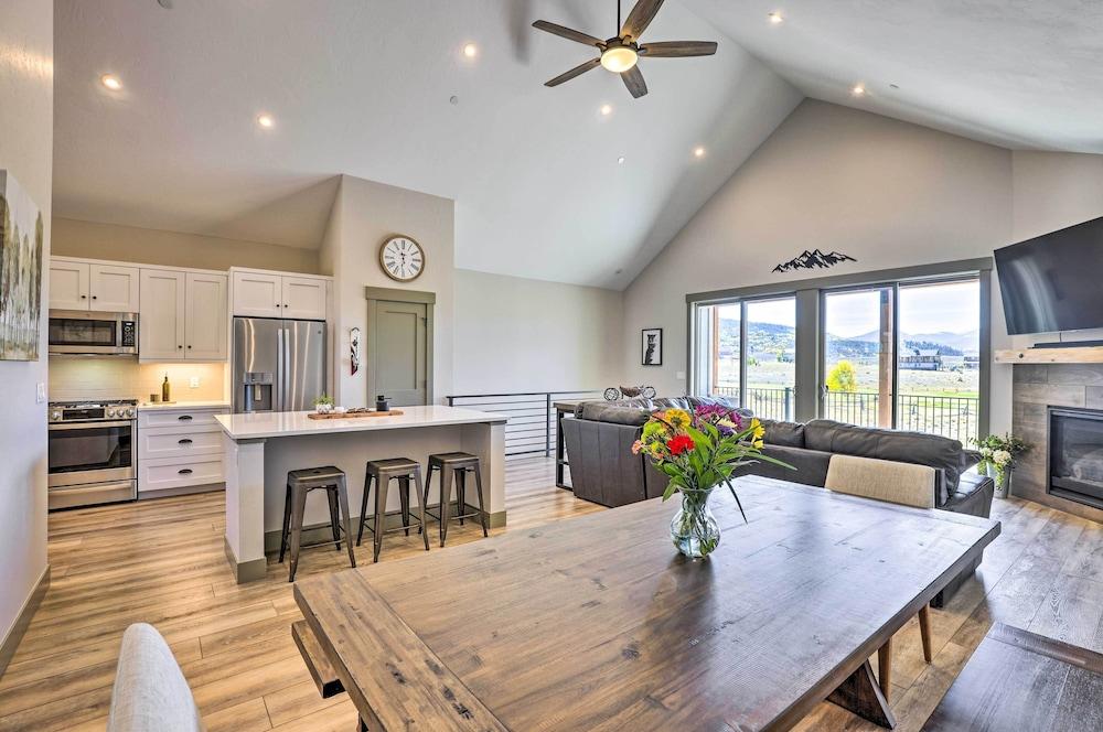 3 Mi to Granby Ranch: Townhome w/ Balcony & Views