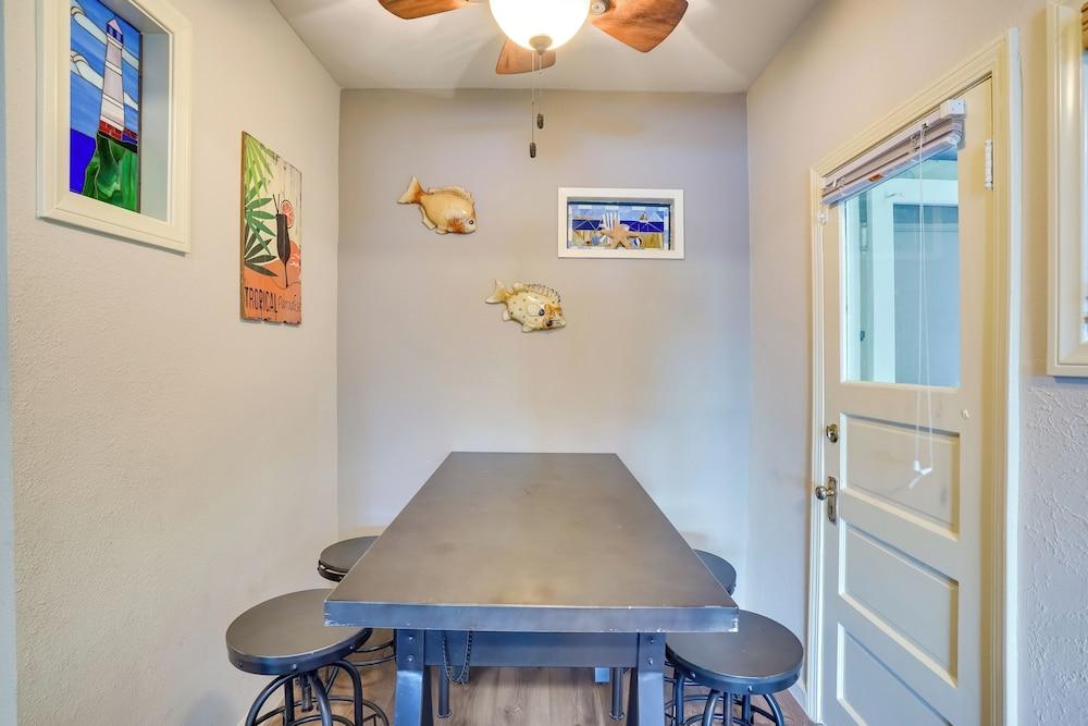 Steps to Beach & Bites: Catalina Island Retreat!