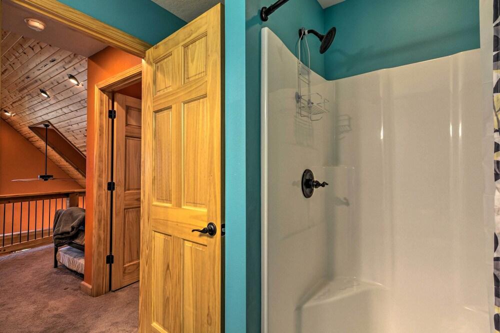 Spacious Log Cabin w/ Fire Pit & Game Room!