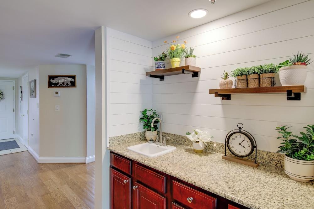 Gatehouse Condo: End Unit w/ Dtwn Gatlinburg View!