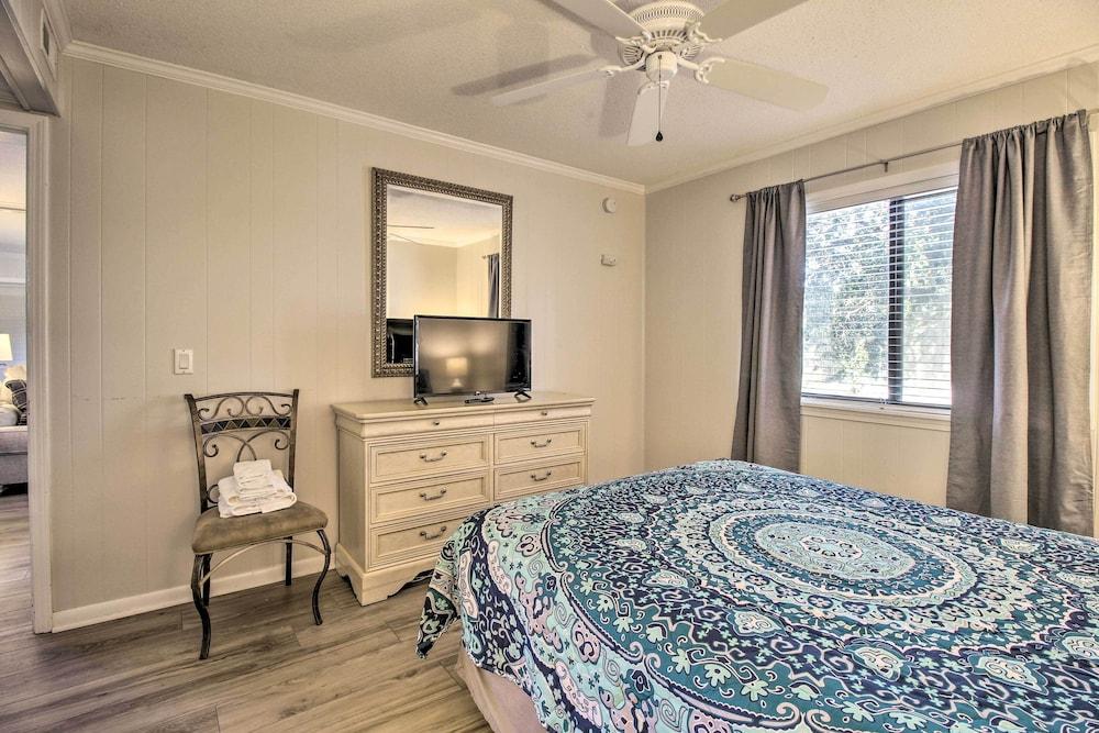 Walk to Beach: Condo w/ Balcony in Hilton Head