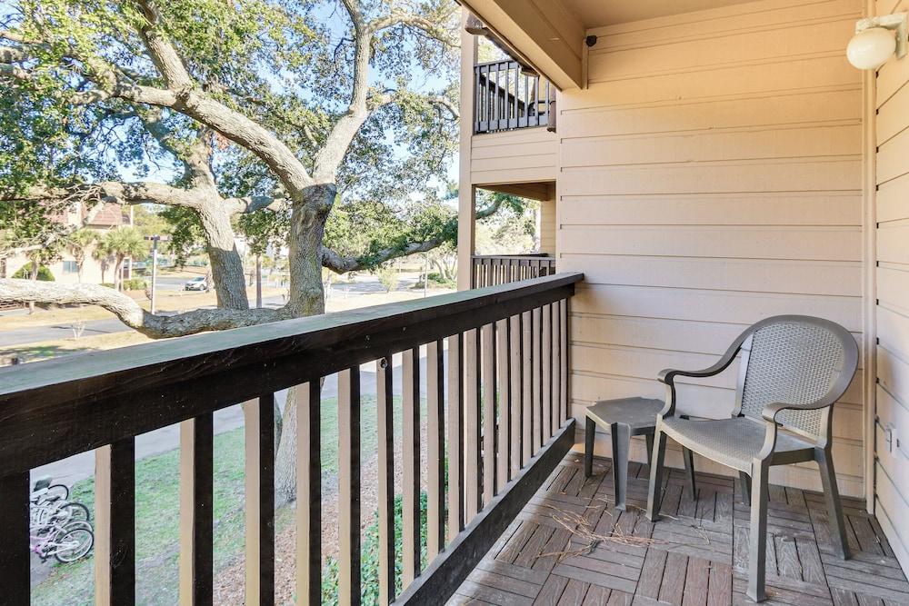 Walk to Beach: Condo w/ Balcony in Hilton Head