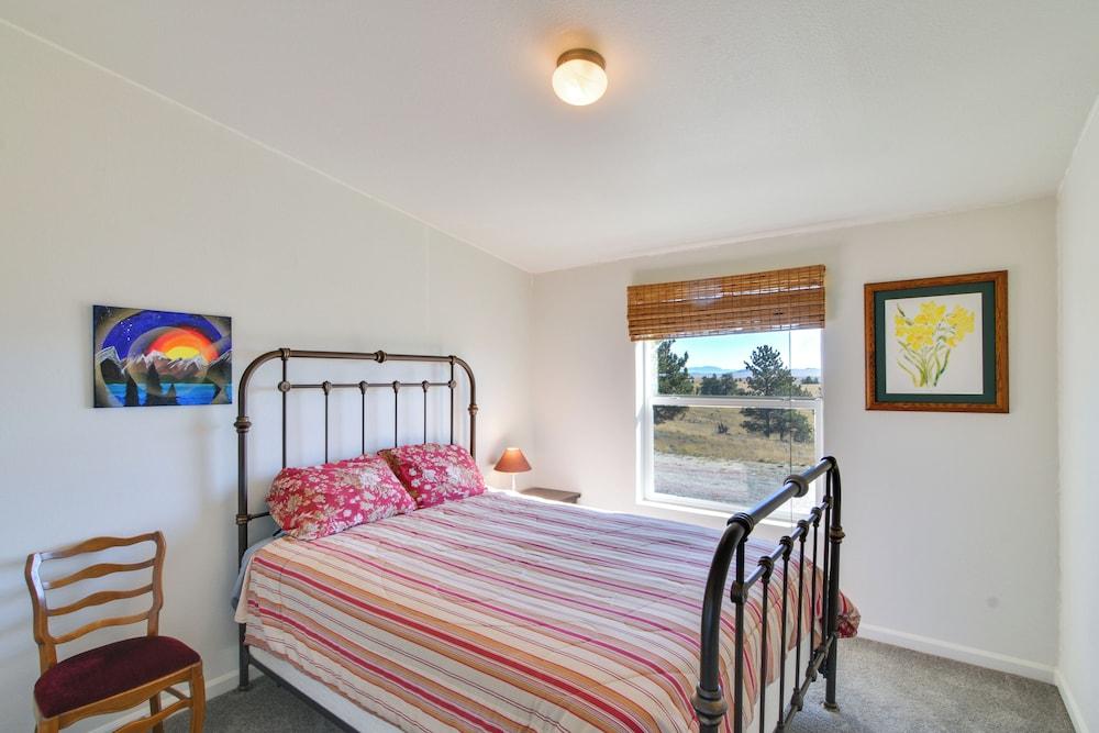 Tranquil Cabin Getaway w/ Panoramic Mtn View!