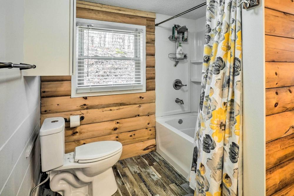Pigeon Forge Cabin w/ Private Hot Tub & Gas Grill