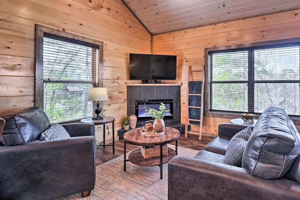 Pigeon Forge Cabin: Private Hot Tub & Views!