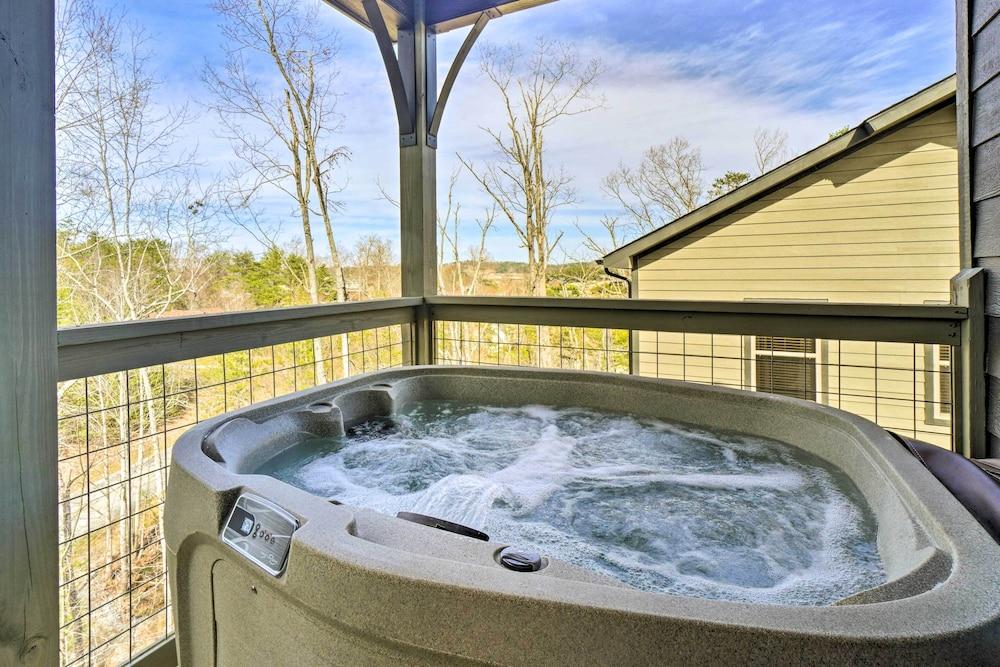 Pigeon Forge Cabin: Private Hot Tub & Views!