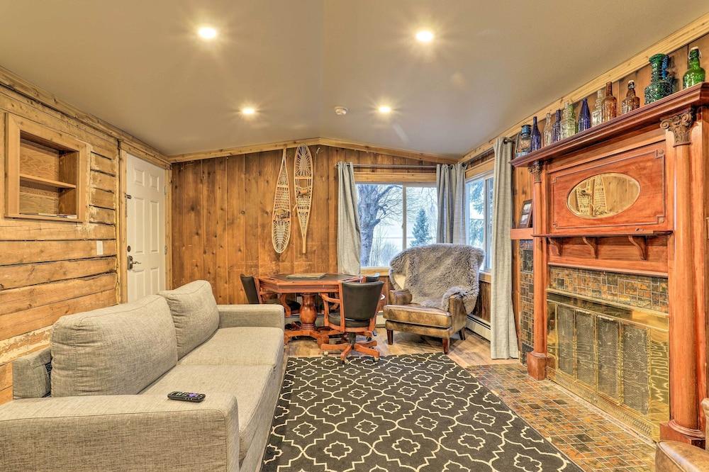 Rustic Anchorage Hideaway: Walk to Coastal Trail!