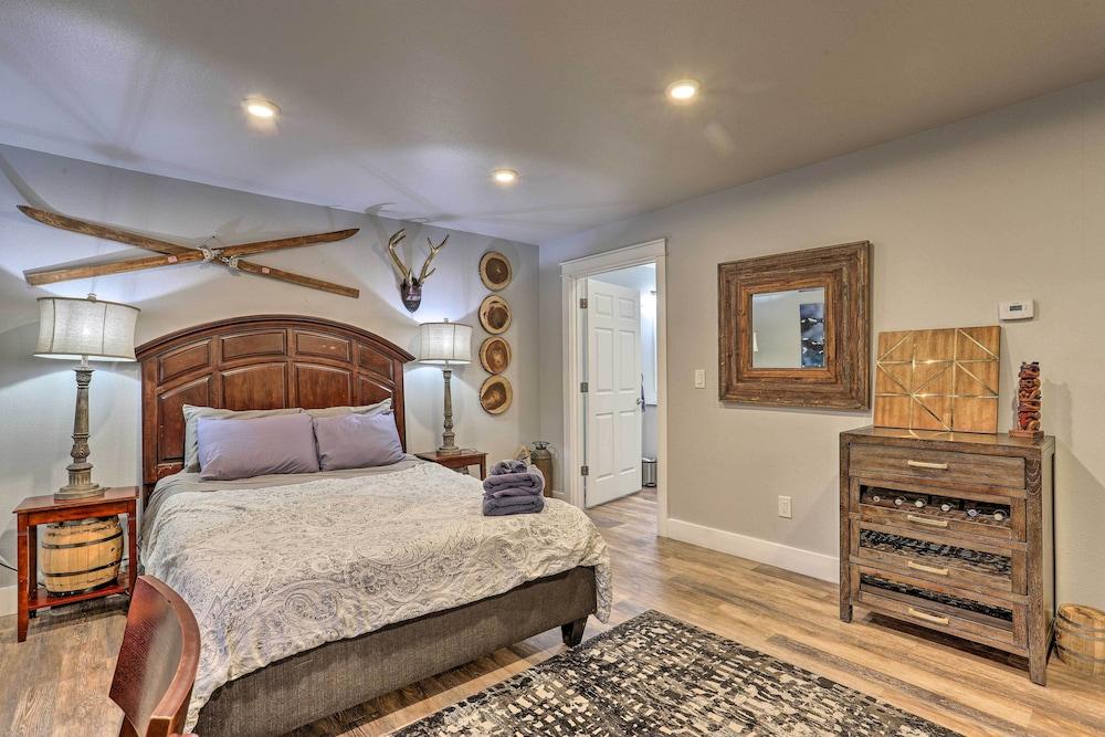 Rustic Anchorage Hideaway: Walk to Coastal Trail!