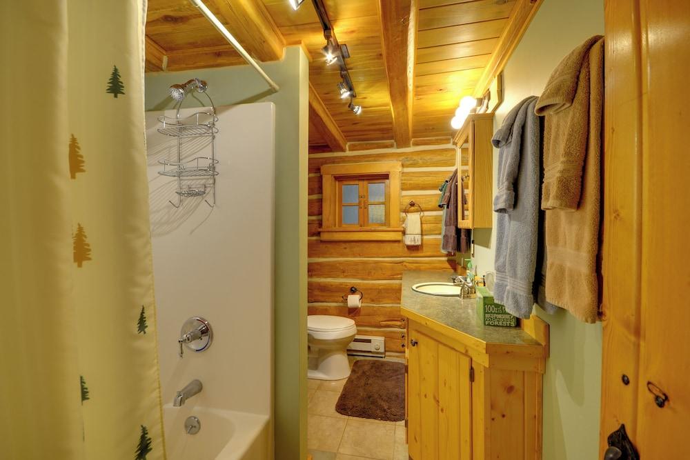 'honey's Cabin' in Mcleod: Fish, Hike & Views!