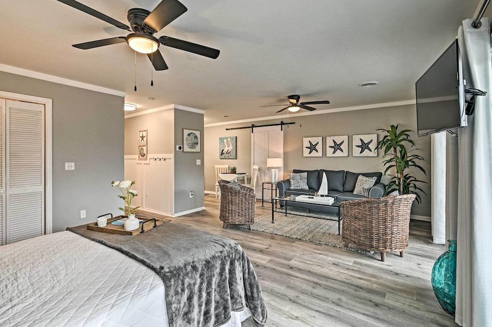 Couples Retreat w/ Balcony in Surfside Beach!