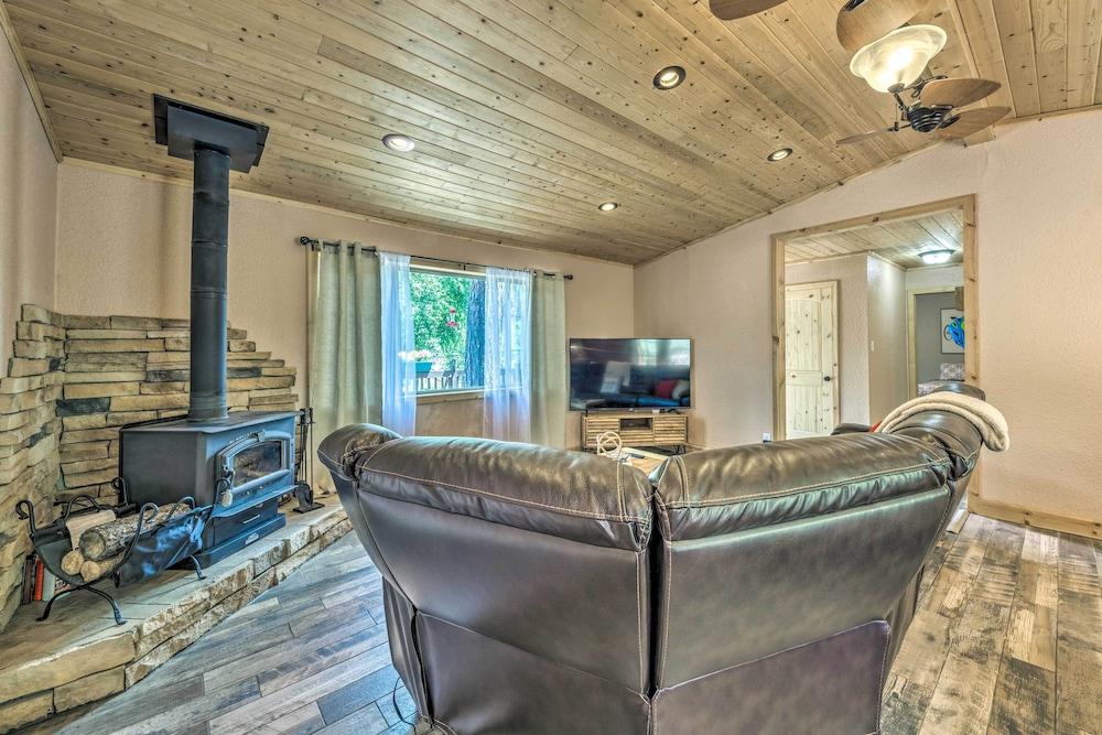 Sleepy Bear Cabin in Ruidoso: Deck & Yard Games!