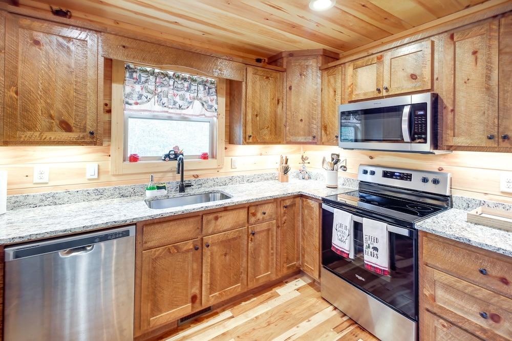 Family-friendly Murphy Cabin w/ Fire Pit!